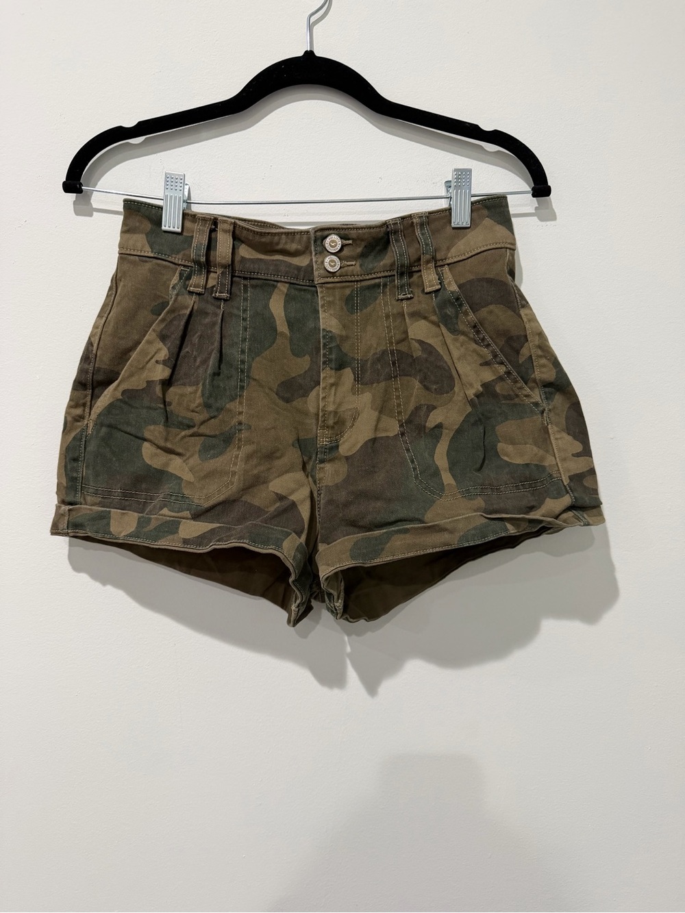Hollister High-Waist Camo Shorts in Olive & Dark Green